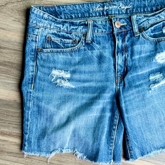 American Eagle Mid-rise fit Distressed Denim Medium Wash Cutoff Shorts Size 8 - Picture 4 of 13